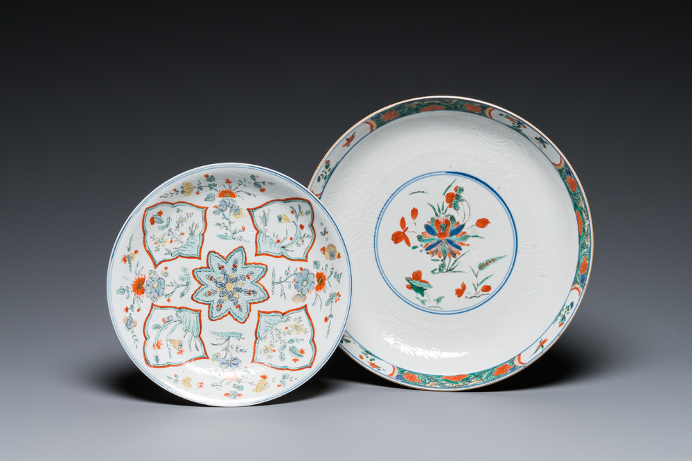 Deux plats en porcelaine de Chine famille verte &agrave; d&eacute;cor anhua, Kangxi