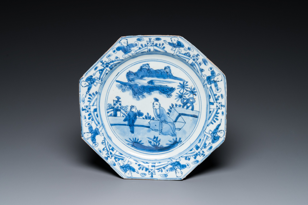 A Chinese blue and white octagonal dish, Transitional period