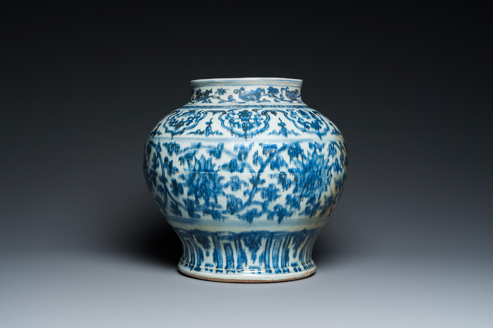 Grande jarre de type 'guan' en porcelaine de Chine en bleu et blanc &agrave; d&eacute;cor de rinceaux de lotus, Ming