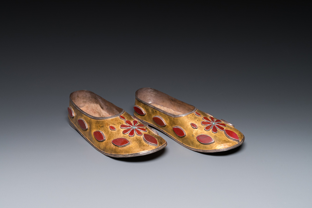 Een paar slippers in verguld zilver met cabochons van kornalijn, Oezbekistan, 19e eeuw