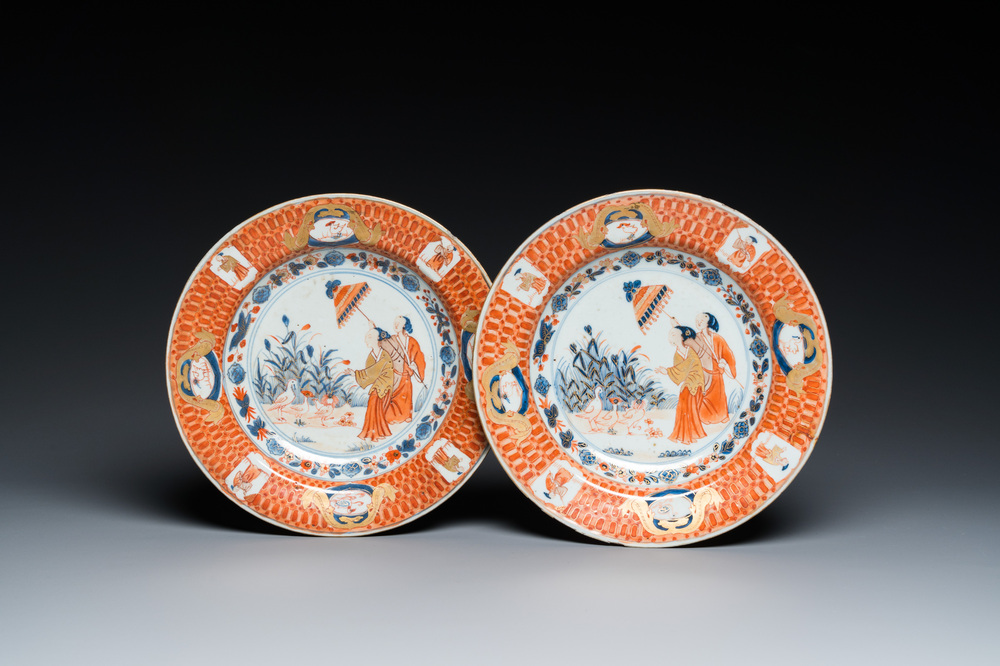 Paire d'assiettes en porcelaine de Chine de style Imari &agrave; d&eacute;cor des 'Dames au parasol', Qianlong