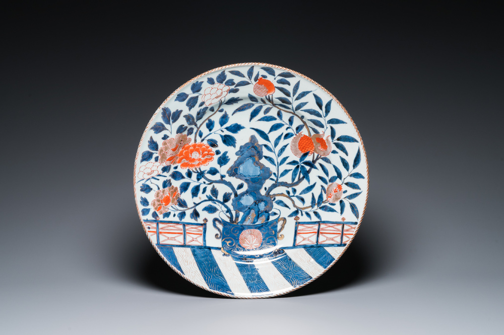 Grand plat en porcelaine Imari de Japon, Edo, 18&egrave;me