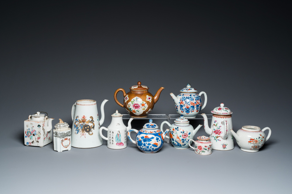 Belle collection de th&eacute;i&egrave;res et chocolati&egrave;res en porcelaine de Chine famille rose et de style Imari, Yongzheng/Qianlong