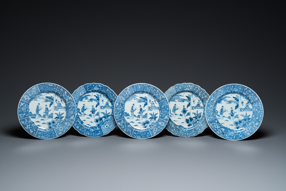 Vijf Chinese blauw-witte 'Xi Xiang Ji' borden, Qianlong