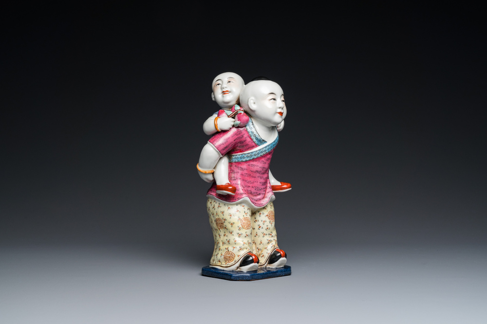 Groupe en porcelaine de Chine famille rose figurant deux gar&ccedil;ons, marque Zhu Mao Ji Zao 朱茂記造, R&eacute;publique