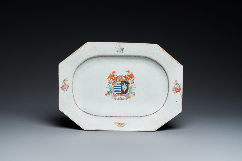 Plat armori&eacute; en porcelaine de Chine famille rose aux armes de 'Hotham' et de 'Morley', Qianlong