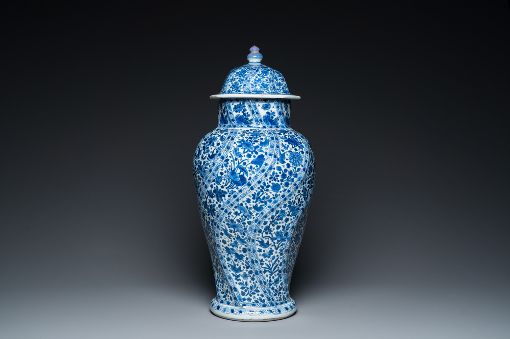 Vase couvert en porcelaine de Chine en bleu et blanc, Kangxi