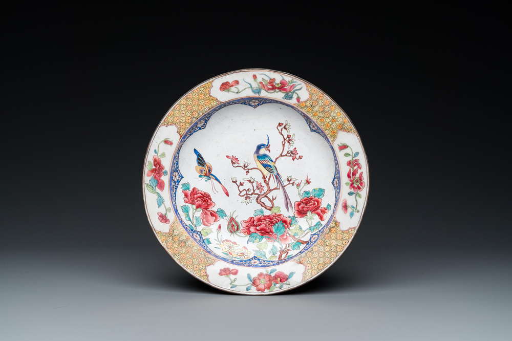 Assiette &agrave; d&eacute;cor d'un papillon et d'un faisan en &eacute;maux de Canton au dos en rouge de rubis, Yongzheng