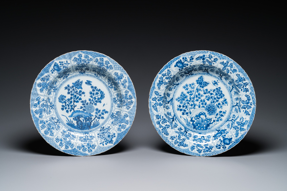 Twee Chinese blauw-witte schotels met floraal decor, Kangxi