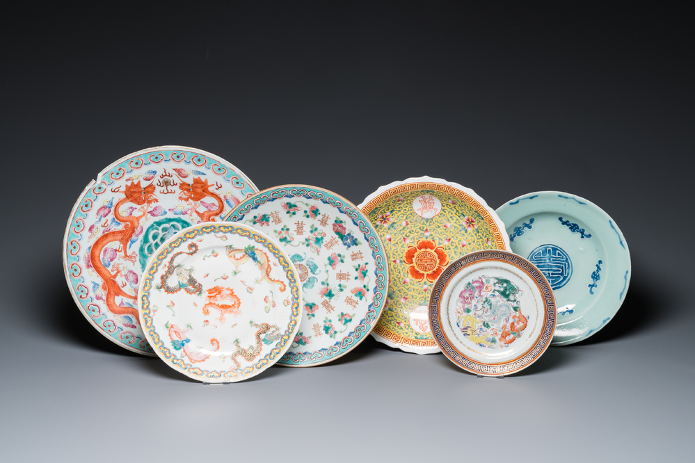 Cinq plats et une assiette en porcelaine de Chine, 19/20&egrave;me