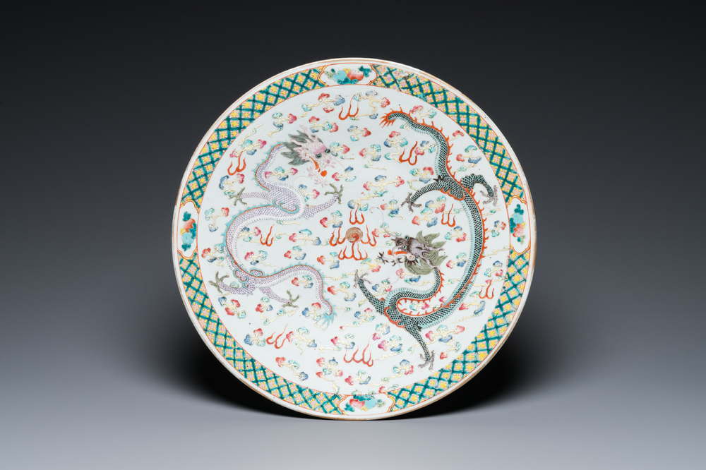 Plat en porcelaine de Chine famille verte &agrave; d&eacute;cor de dragons, 19&egrave;me