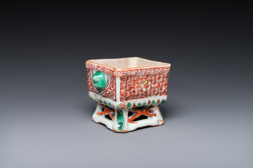 A small Chinese wucai ko-sometsuke incense bowl on stand for the Japanese market, Transitional period
