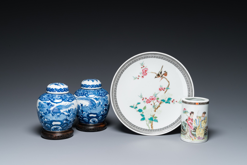 Un pot &agrave; pinceaux et un plat en porcelaine de Chine famille rose et une paire de pots couverts en bleu et blanc, 19/20&egrave;me