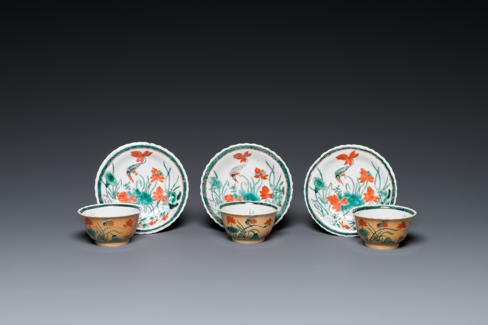 Drie Chinese famille verte koppen en schotels met caf&eacute;-au-lait fondkleur in Kangxi-stijl, 'konijn' merk, 19e eeuw