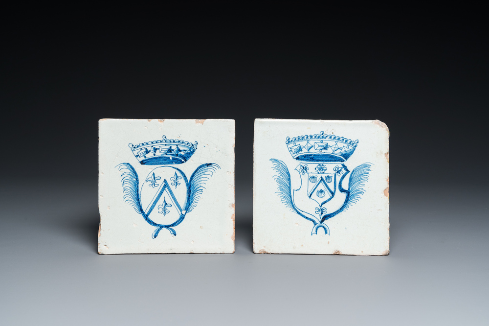 Deux carreaux armori&eacute;s en fa&iuml;ence de Delft en bleu et blanc aux armes de Huyssen et Van Der Nisse, 17&egrave;me