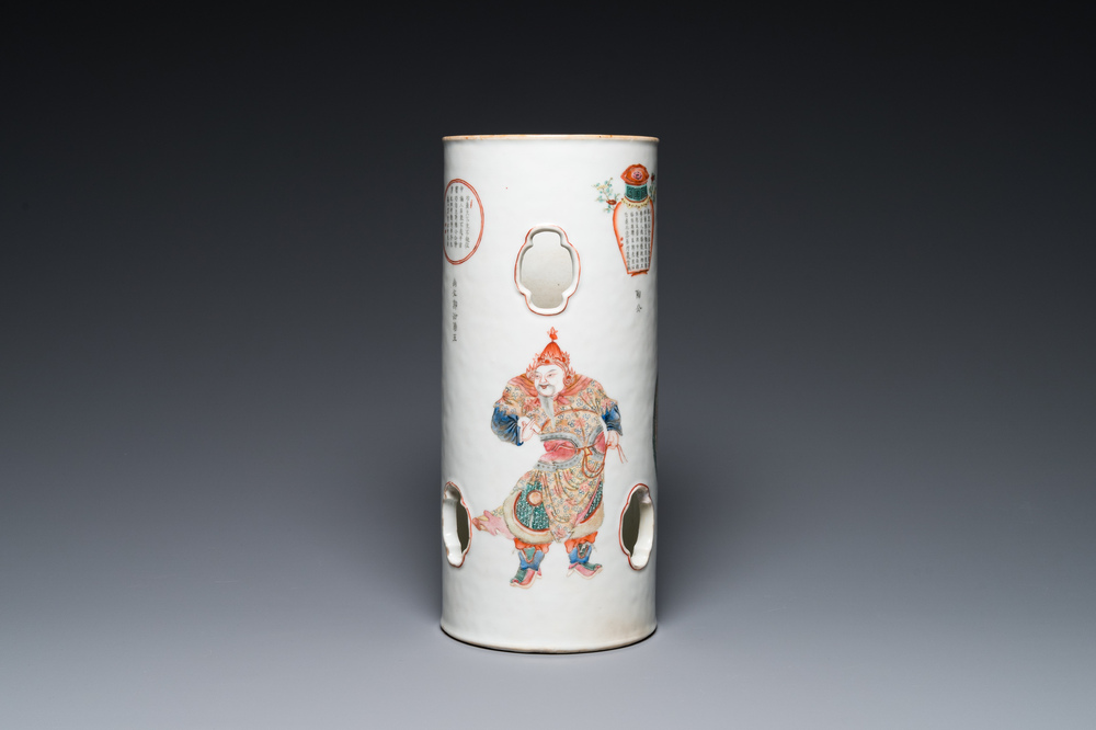 Porte-chapeau en porcelaine de Chine famille rose &agrave; d&eacute;cor 'Wu Shuang Pu', 19&egrave;me