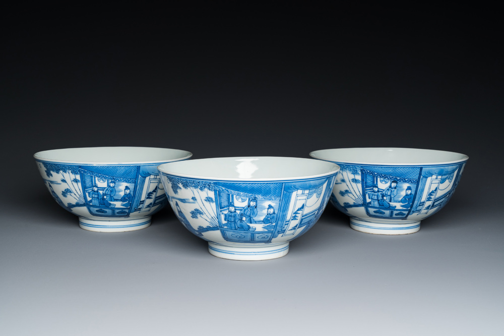 Trois bols en porcelaine de Chine en bleu et blanc &agrave; d&eacute;cor figuratif, marque de Xuande, 19&egrave;me