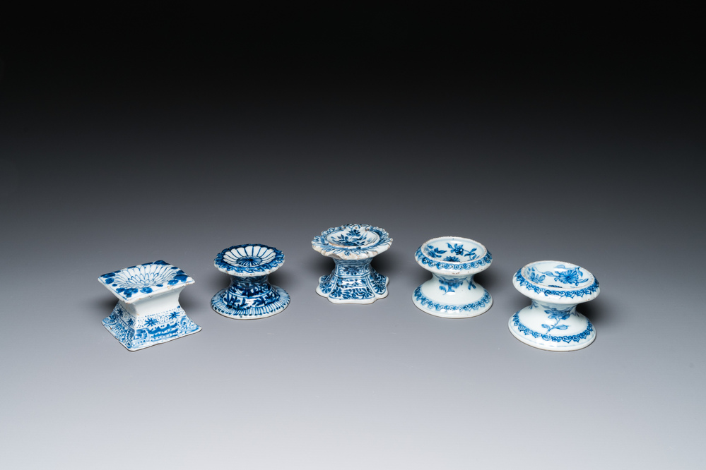 Vijf Chinese blauw-witte zoutvaten, Kangxi