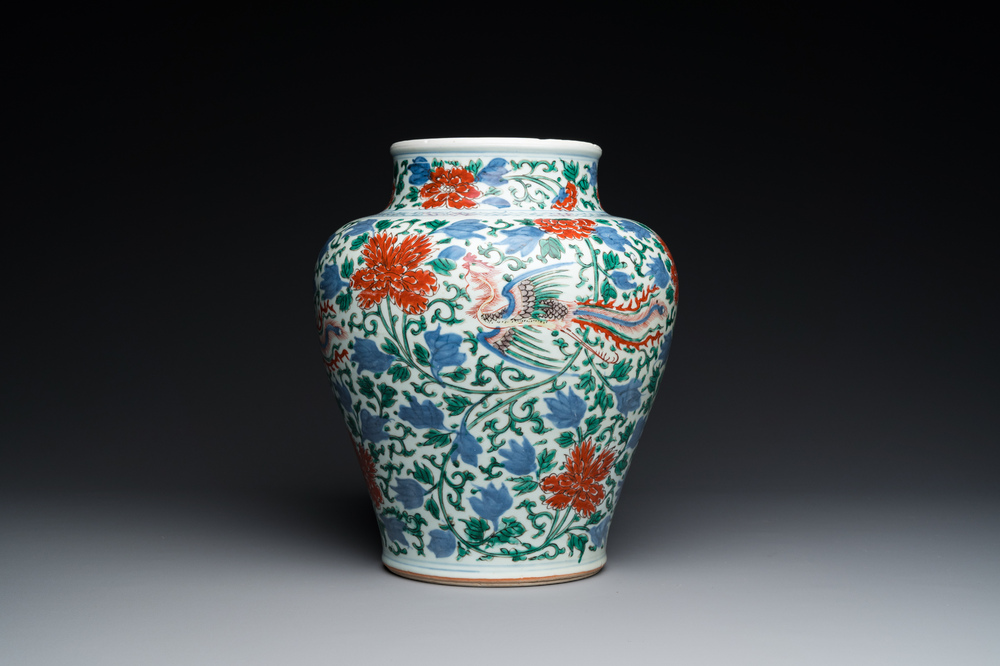 Vase en porcelaine de Chine wucai &agrave; d&eacute;cor de ph&eacute;nix et de pivoines, &eacute;poque Transition