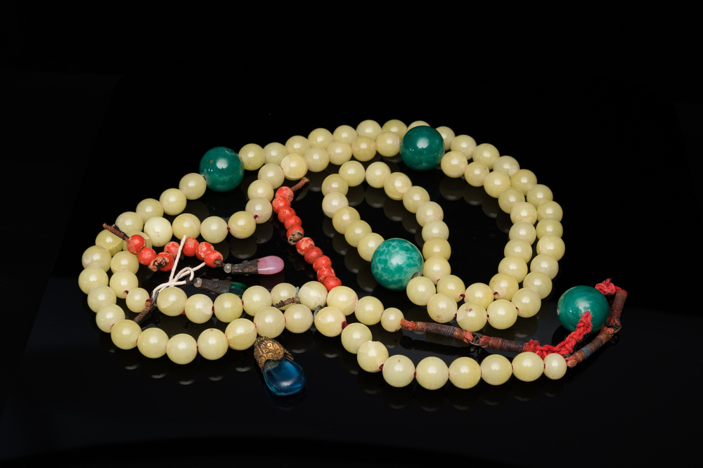 A Chinese court necklace with yellow glass beads, 19th C.