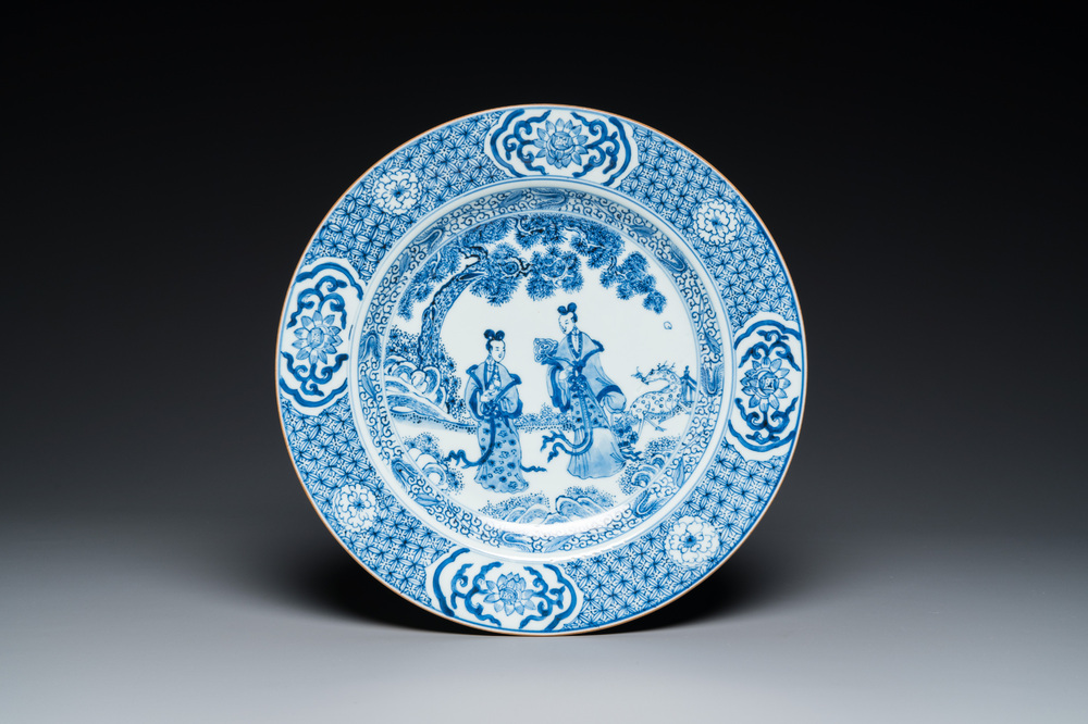 Plat en porcelaine de Chine en bleu et blanc &agrave; d&eacute;cor de deux dames dans un jardin, Yongzheng