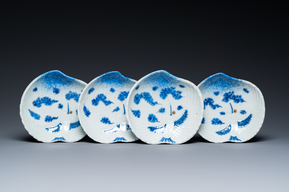 Quatre coupes tripodes en forme de p&ecirc;che en porcelaine de Japon en bleu et blanc &agrave; d&eacute;cor de grues, Edo, 18/19&egrave;me