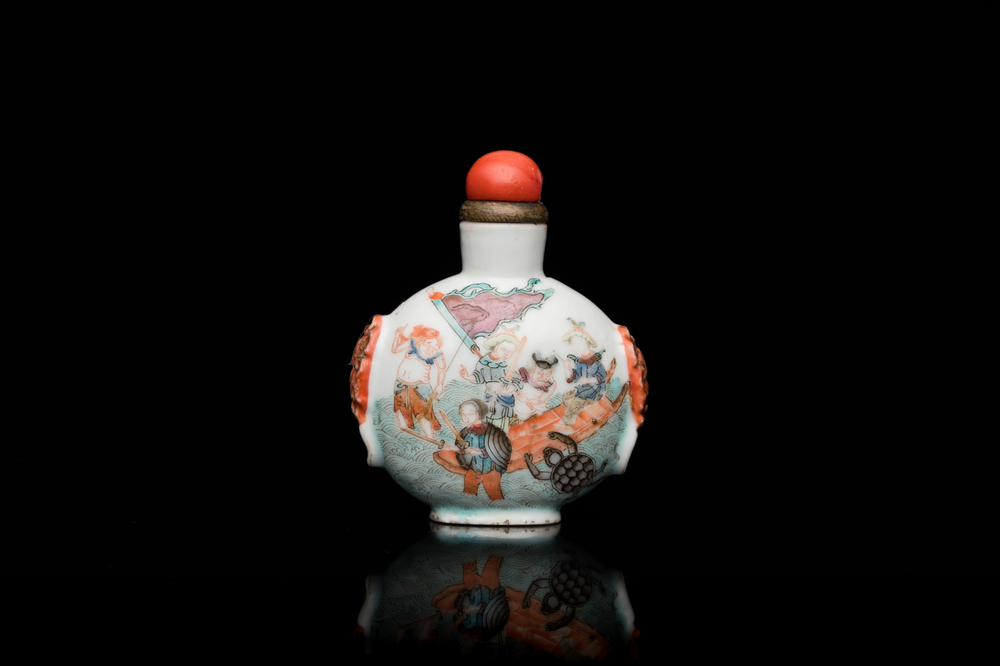 Een Chinese famille rose snuiffles, Qianlong merk, 19e eeuw