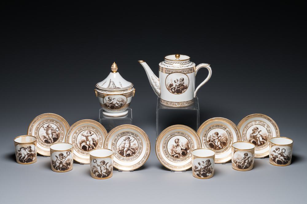 Service &agrave; th&eacute; de 14 pi&egrave;ces en porcelaine de Paris &agrave; d&eacute;cor d'angelots, marque de Nast, 19&egrave;me