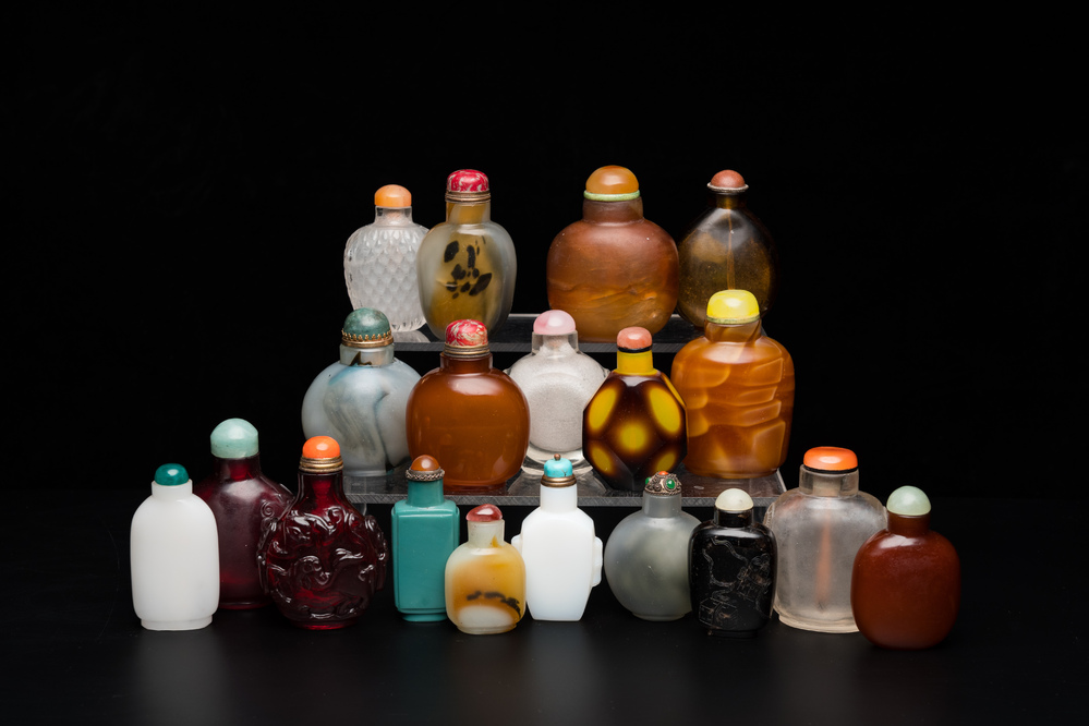 19 Chinese snuifflessen in glas, 19/20e eeuw