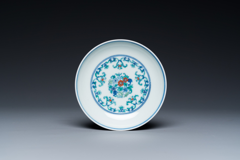 Coupe en porcelaine de Chine doucai &agrave; d&eacute;cor floral, marque de Yongzheng, 19/20&egrave;me