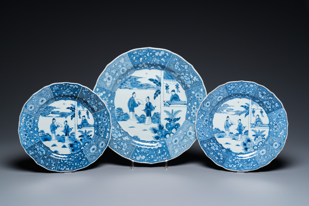 Drie Chinese blauw-witte 'Xi Xiang Ji' schotels, Qianlong