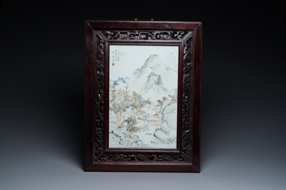 Een Chinese rechthoekige qianjiang cai plaquette met een berglandschap in de stijl van Cheng Men, 19e eeuw
