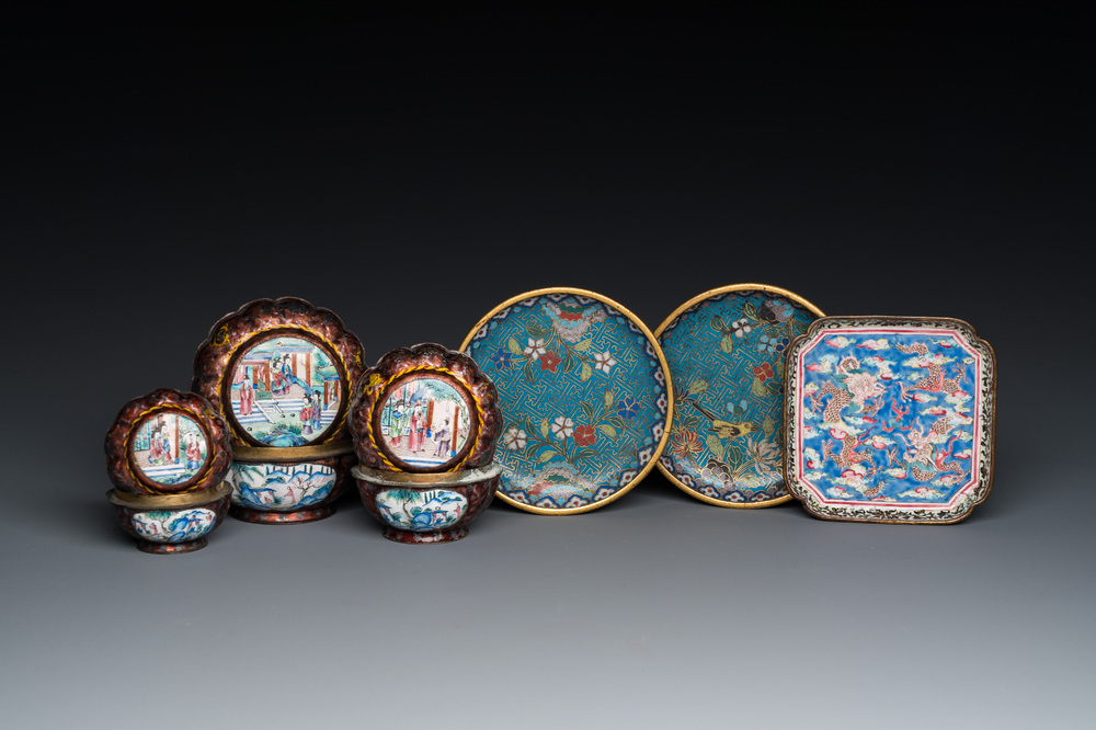 Twee Chinese cloisonn&eacute; schotels, drie dekseldoosjes en een schotel in Canton email, 18/19e eeuw