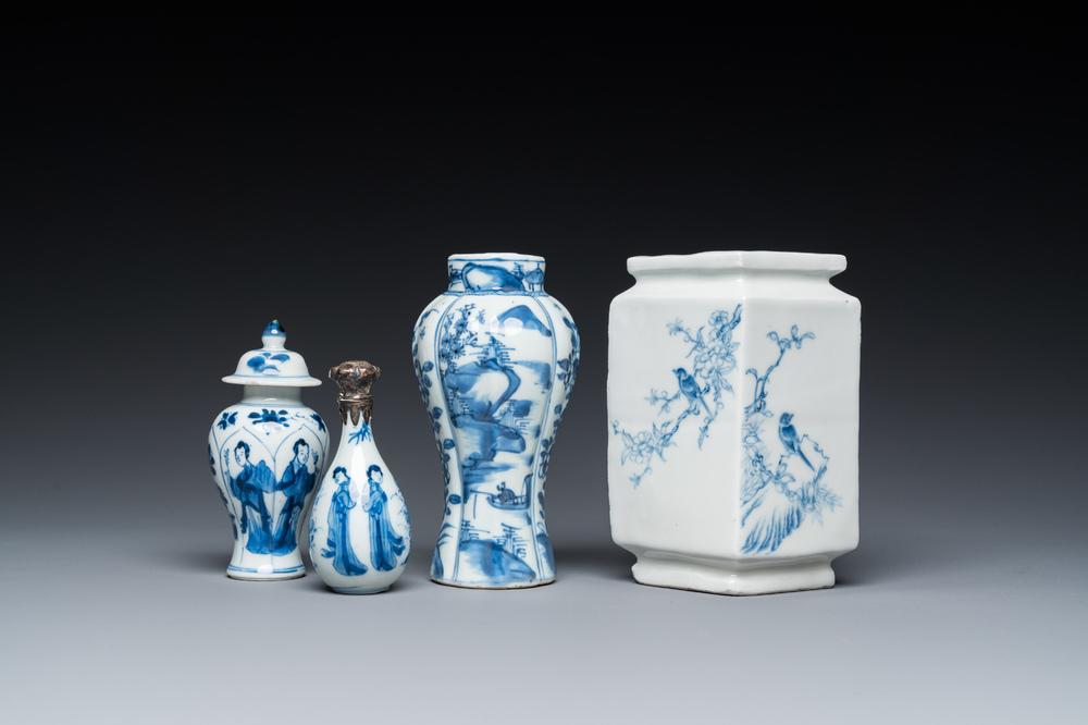 Quatre vases en porcelaine de Chine en bleu et blanc, Kangxi et post&eacute;rieur