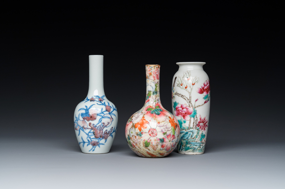 Drie Chinese famille rose en blauw-witte met koperrode vaasjes, 19/20e eeuw