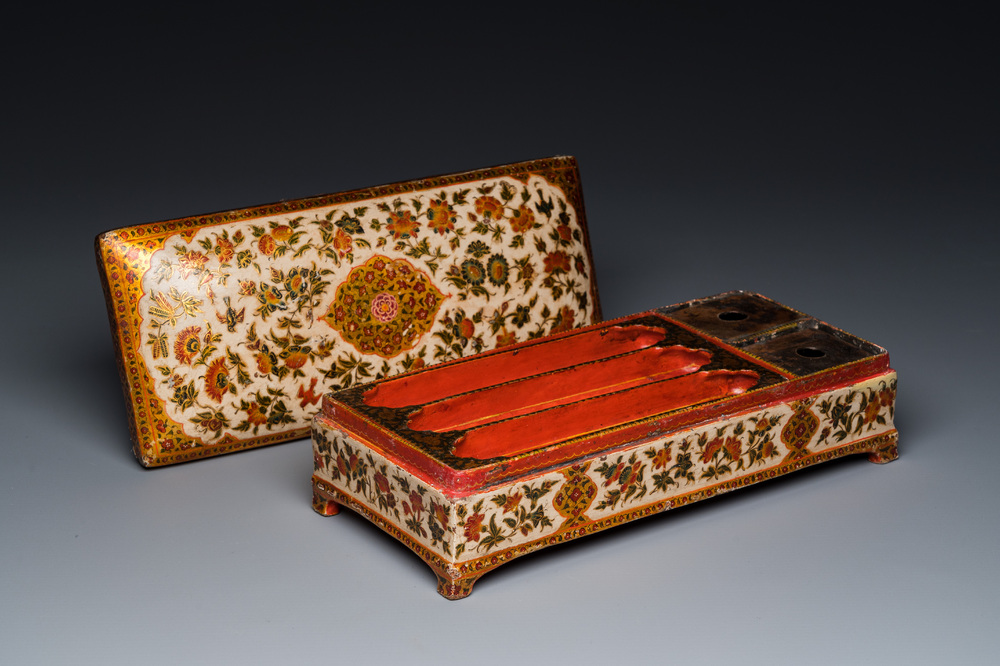 Bo&icirc;te de forme rectangulaire en bois laqu&eacute; et peint, Kashmir, Inde, 19&egrave;me