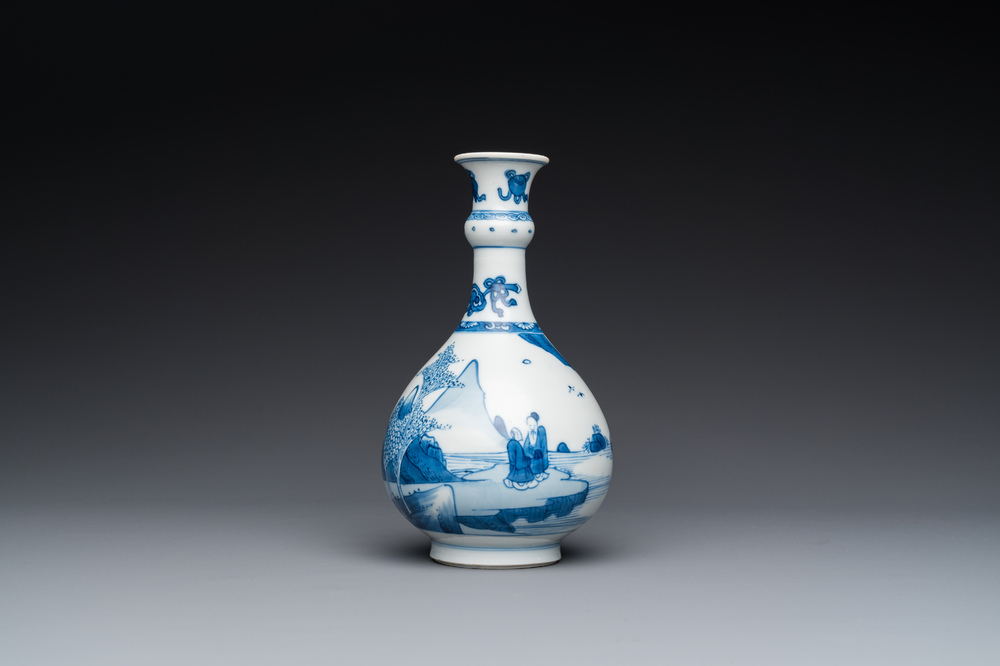 Vase de forme bouteille en porcelaine de Chine en bleu et blanc &agrave; d&eacute;cor de figures dans un paysage, Kangxi