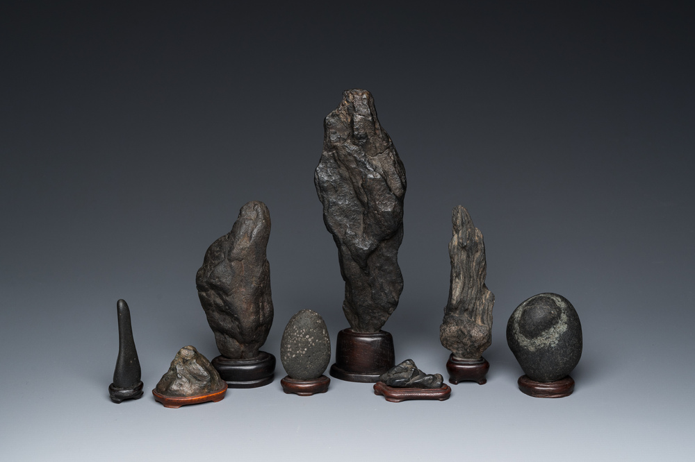 Huit pierres de lettr&eacute;s ou 'gongshi' sur socles en bois, Chine, R&eacute;publique