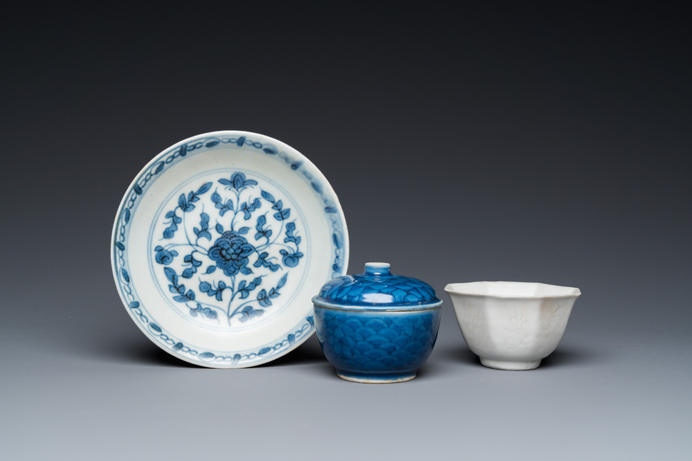 Trois pi&egrave;ces en porcelaine de Chine en bleu et blanc provenant d'&eacute;paves, &eacute;poque Transition et Jiaqing