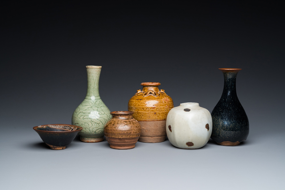 Cinq vases et un bol aux &eacute;maux monochromes, Chine, Yuan et post&eacute;rieur