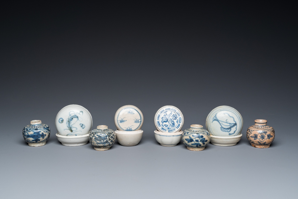 Quatre bo&icirc;tes couvertes et quatre petites jarres en porcelaine de Vietnam ou d'Annam, &eacute;pave de Hoi An, 15/16&egrave;me