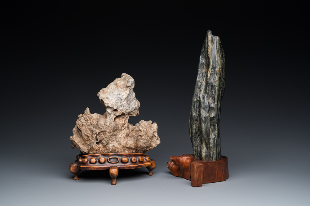 Twee Chinese 'gongshi' stenen voor een geleerde op houten sokkels, Ming of later