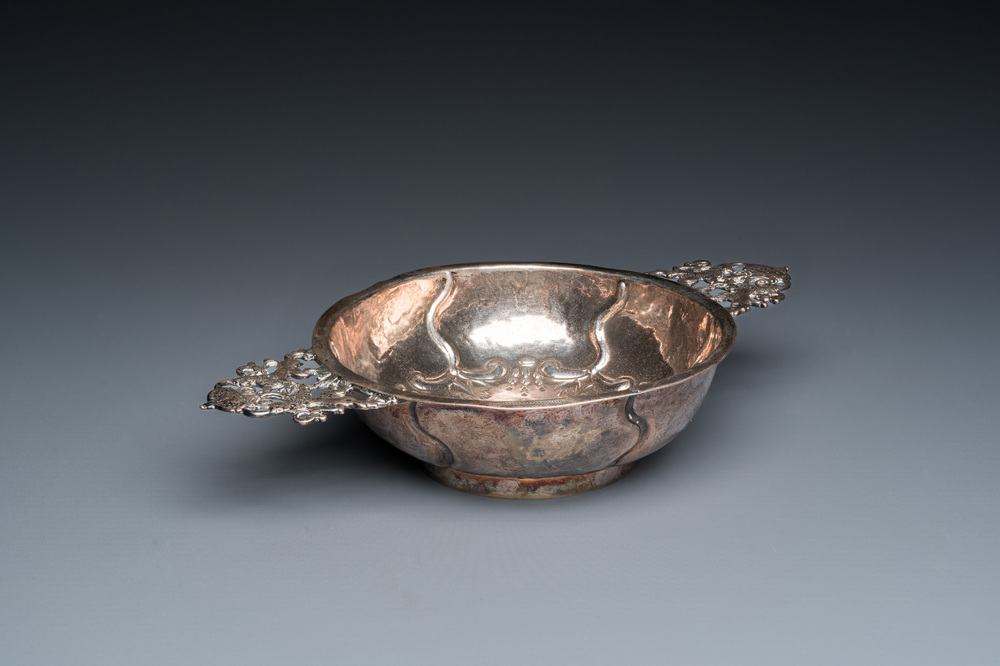 A German silver porringer, Augsburg, 17/18th C.