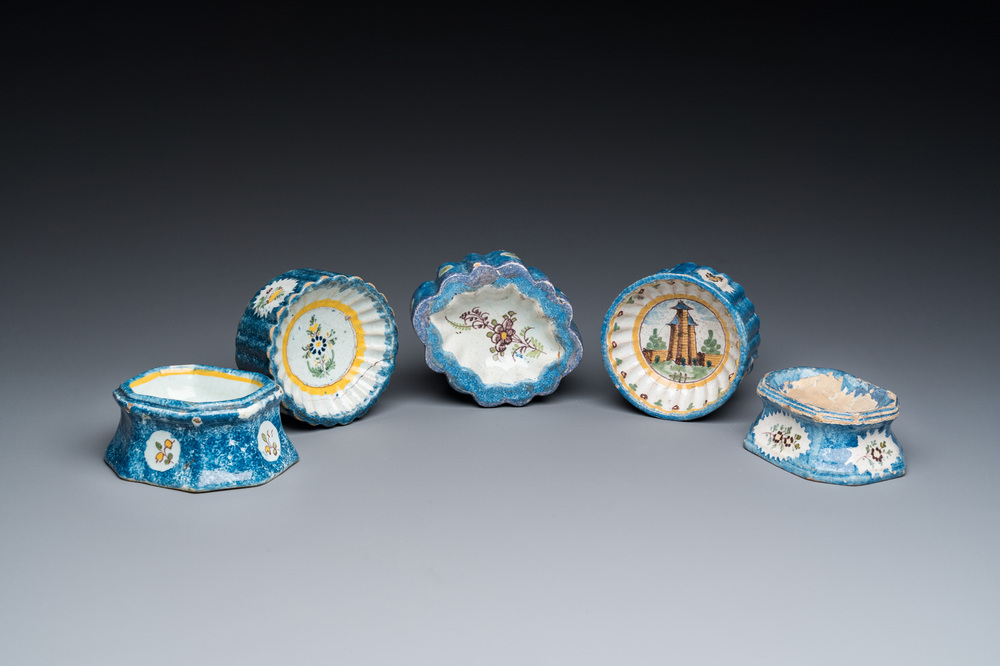 Vijf zoutvaten in polychroom Brussels aardewerk, 18/19e eeuw