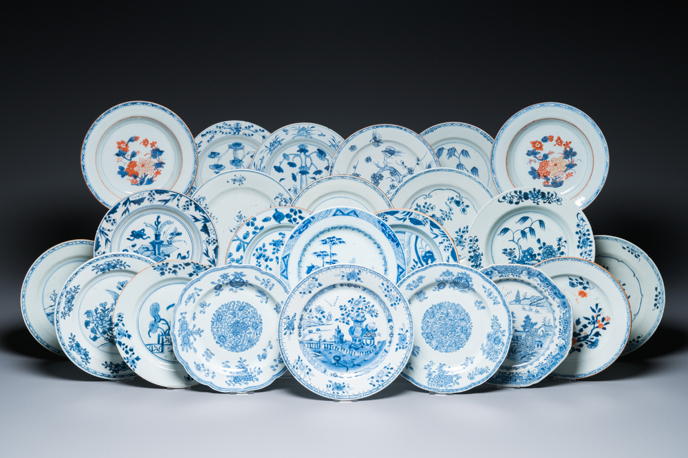 23 Chinese blue, white and Imari-style plates, Kangxi/Qianlong