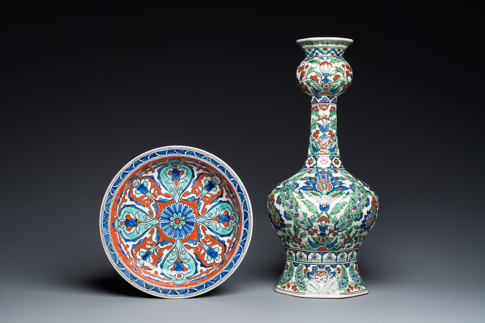 Een grote Iznik-stijl vaas en een schotel, Boch Fr&egrave;res K&eacute;ramis en Nimy, 1e helft 20e eeuw