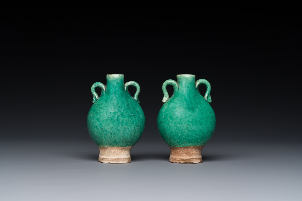 Paire de vases miniatures en porcelaine de Chine en vert monochrome, Ming