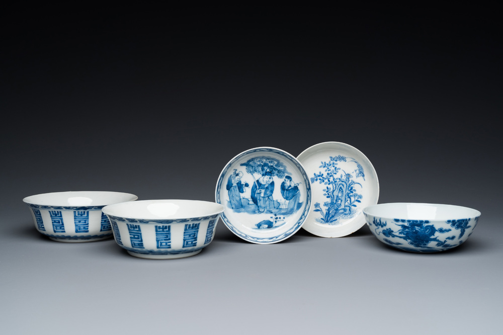 Cinq bols en porcelaine de Chine en bleu et blanc, 19/20&egrave;me