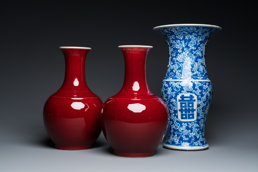 Un vase &agrave; d&eacute;cor 'Shou' en porcelaine de Chine en bleu et blanc et une paire de forme bouteille en sang de boeuf, 19/20&egrave;me