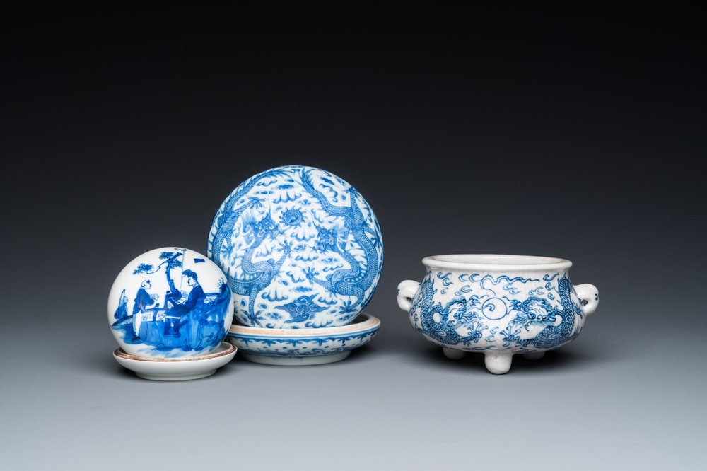 Two Chinese blue and white seal paste boxes and a tripod censer, 19/20th C.